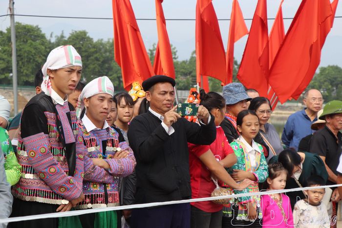 Khán giả theo dõi, cổ vũ các vận động viên thi đấu thể thao.