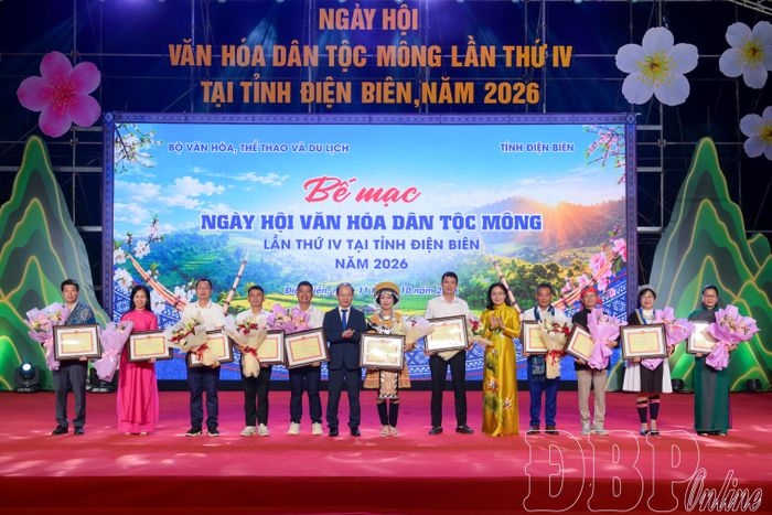 Thứ trưởng Bộ VHTT&DL Trịnh Thị Thủy, Trưởng Ban Chỉ đạo Ngày hội và PGS.TS Bùi Hoài Sơn, Phó Trưởng ban Tuyên giáo Trung ương, Đại biểu Quốc hội khoá XVI trao Bằng khen của Bộ VHTT&DL, tặng hoa cho các tập thể.