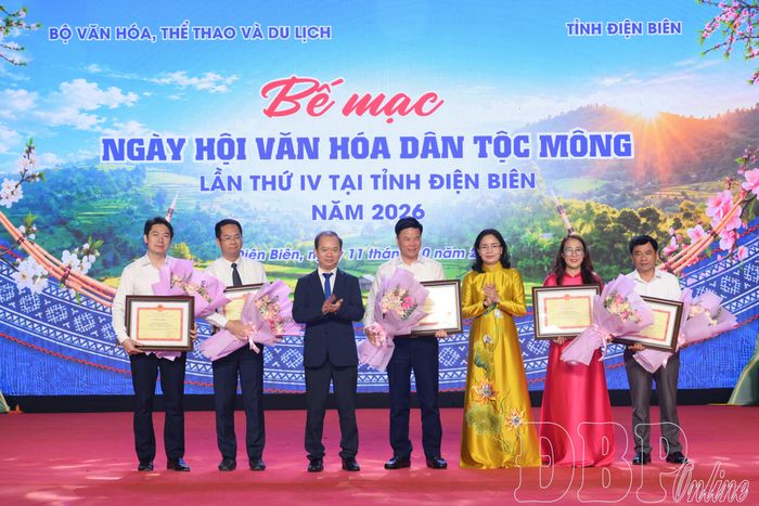 Thứ trưởng Bộ VHTT&DL Trịnh Thị Thủy, Trưởng Ban Chỉ đạo Ngày hội và PGS.TS Bùi Hoài Sơn, Phó Trưởng ban Tuyên giáo Trung ương, Đại biểu Quốc hội khoá XVI trao Bằng khen của Bộ VHTT&DL, tặng hoa cho các cá nhân.