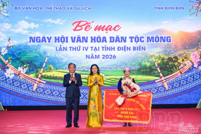 Thứ trưởng Bộ VHTT&DL Trịnh Thị Thuỷ, Phó Chủ tịch UBND tỉnh Điện Biên Nguyễn Minh Phú trao cờ  đăng cai Ngày hội Văn hóa dân tộc Mông lần thứ V cho Phó Chủ tịch UBND tỉnh Cao Bằng Hà Nhật Lệ.