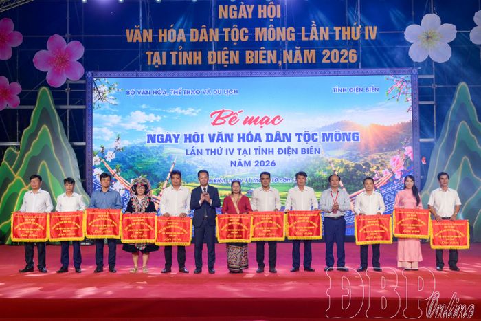 Ban Tổ chức trao cờ lưu niệm cho các đơn vị tham gia tích cực vào ngày hội.