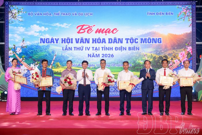 Đồng chí Mùa A Vảng, Ủy viên dự khuyết Ban Chấp hành Trung ương Đảng, Phó Bí thư Tỉnh ủy, Chủ tịch Ủy ban MTTQ Việt Nam tỉnh và đồng chí Nguyễn Minh Phú, Phó Chủ tịch UBND tỉnh, Phó Trưởng ban Chỉ đạo, Trưởng ban Tổ chức Ngày hội trao Bằng khen của UBND tỉnh, tặng hoa cho các tập thể, cá nhân.