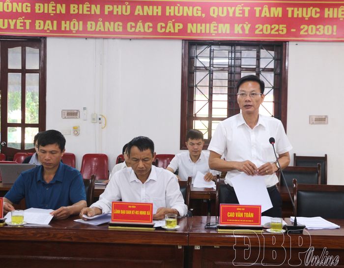 Lãnh đạo xã Núa Ngam làm rõ các nội dung với đoàn giám sát.