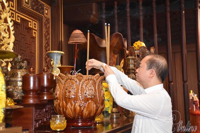 Phó Trưởng ban Tuyên giáo Trung ương Bùi Hoài Sơn dâng hương tại Đền thờ Liệt sĩ tại Chiến trường Điện Biên Phủ.
