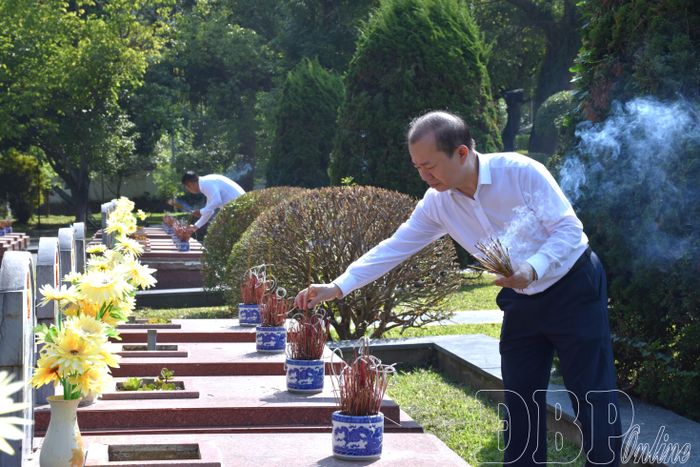 Phó Trưởng ban Tuyên giáo Trung ương Bùi Hoài Sơn thắp hương trên các phần mộ tại Nghĩa trang Liệt sĩ quốc gia A1.