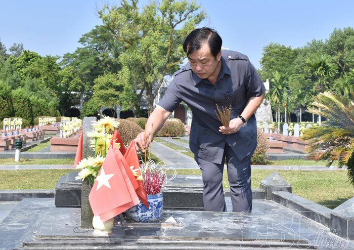 Trưởng ban Tuyên giáo Tỉnh ủy Vừ A Bằng thắp hương trên các phần mộ tại Nghĩa trang Liệt sĩ quốc gia A1.