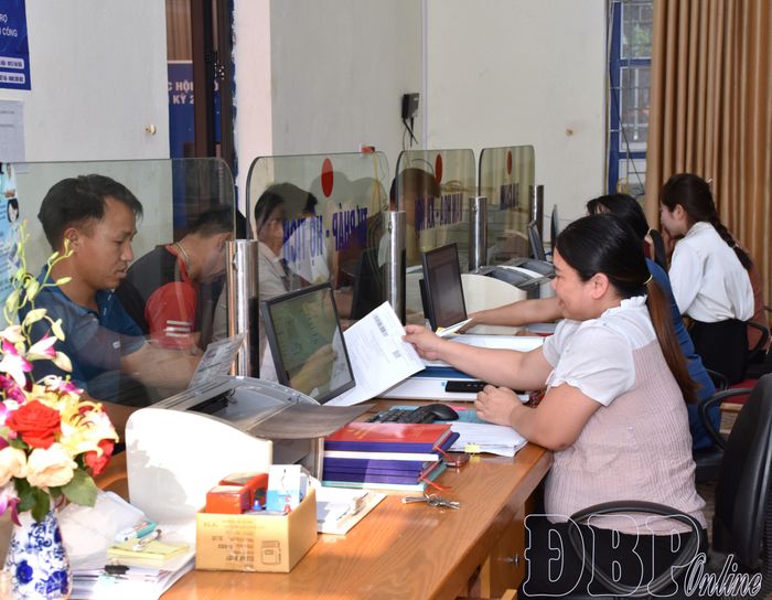 Cán bộ Trung tâm Phục vụ hành chính công xã Mường Toong giải quyết các thủ tục hành chính giúp người dân.