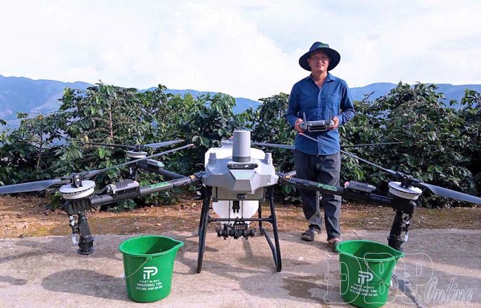 Anh Mùa A Nhìa ứng dụng UAV vào chăm sóc vườn cà phê.