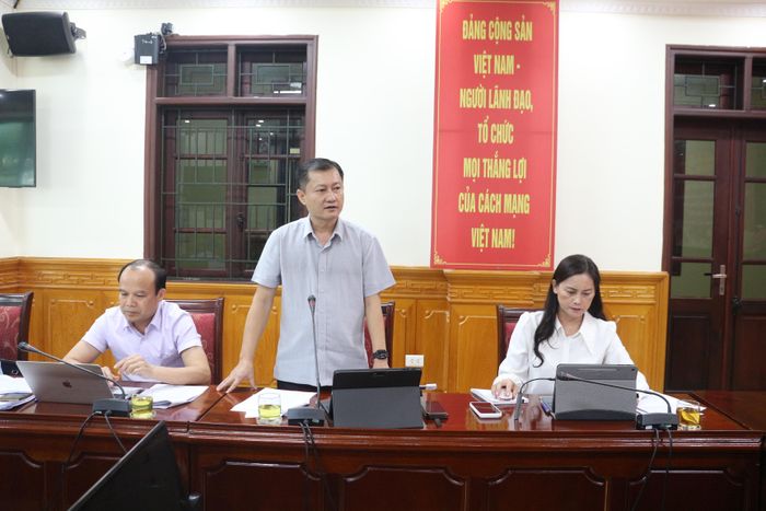 Lãnh đạo Sở Nông nghiệp và Môi trường làm rõ một số nội dung với đoàn giám sát.