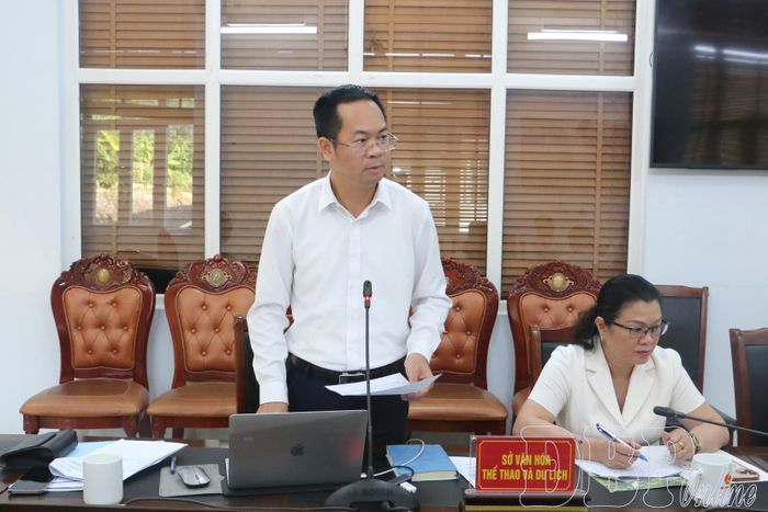 Lãnh đạo Sở Văn hóa, Thể thao và Du lịch báo cáo tình hình xây dựng bản du lịch cộng đồng trên địa bàn tỉnh.