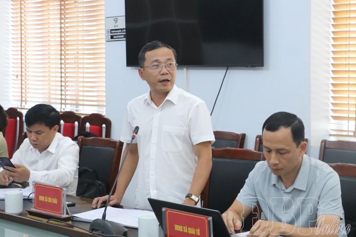 Lãnh đạo xã Sín Thầu báo cáo tình hình xây dựng bản du lịch cộng đồng trên địa bàn xã.