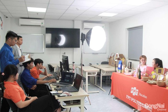 Các đội tham gia hội thi livestream bán hàng để quảng bá, giới thiệu sản phẩm OCOP của địa phương. Ảnh: Nga Sơn