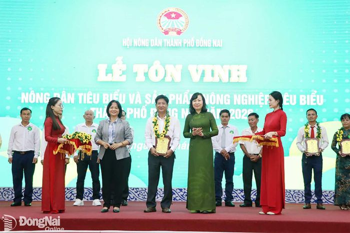Lãnh đạo thành phố trao tặng chứng nhận tôn vinh sản phẩm nông nghiệp tiêu biểu Đồng Nai năm 2026. Ảnh: Tố Tâm
