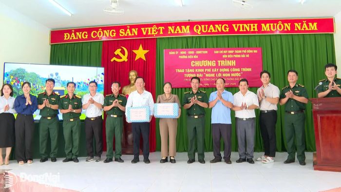 Tại chương trình, đại diện Đồn biên phòng Đắc Bô trao quà lưu niệm cho lãnh đạo phường Biên Hòa. Ảnh: Trương Hiện