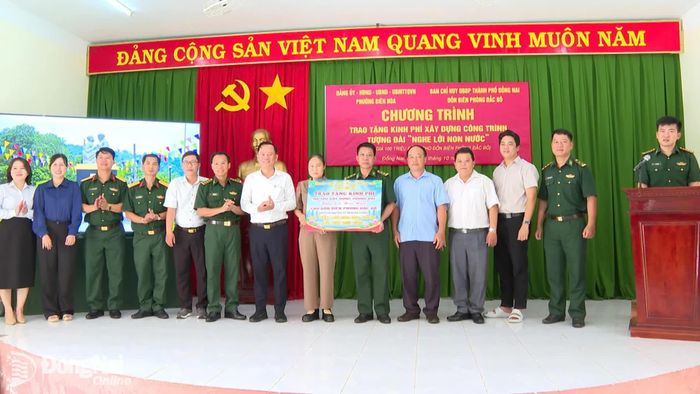 Lãnh đạo phường Biên Hòa trao kinh phí 100 triệu đồng xây dựng công trình Tượng đài "Nghe lời non nước" cho Đồn biên phòng Đắc Bô. Ảnh: Trương Hiện