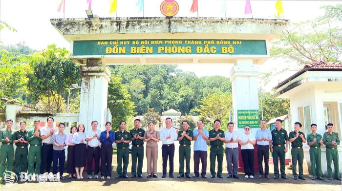 Lãnh đạo phường Biên Hòa và cán bộ, chiến sĩ Đồn biên phòng Đắc Bô, Bộ đội Biên phòng Đồng Nai chụp ảnh lưu niệm. Ảnh: Trương Hiện