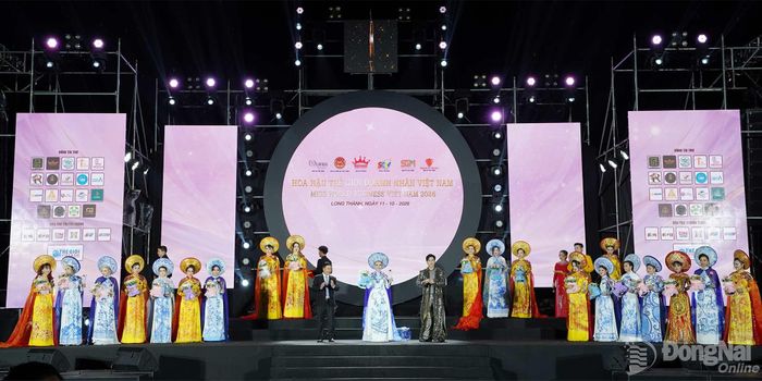 Thí sinh tranh tài ở màn thi áo dài. Ảnh: ĐVCC