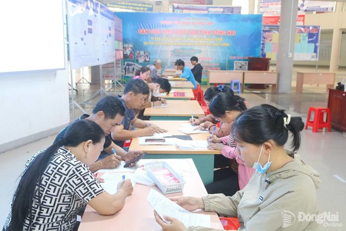 Người lao động ghi hồ sơ để giải quyết chế độ chính sách liên quan đến bảo hiểm thất nghiệp tại Trung tâm Dịch vụ việc làm Đồng Nai. Ảnh: Hạnh Dung