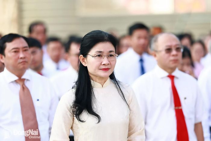 Ủy viên Trung ương Đảng, Phó Bí thư Thường trực Thành ủy, Chủ tịch HĐND thành phố Tôn Ngọc Hạnh dự lễ chào cờ đầu tuần. Ảnh: Công Nghĩa