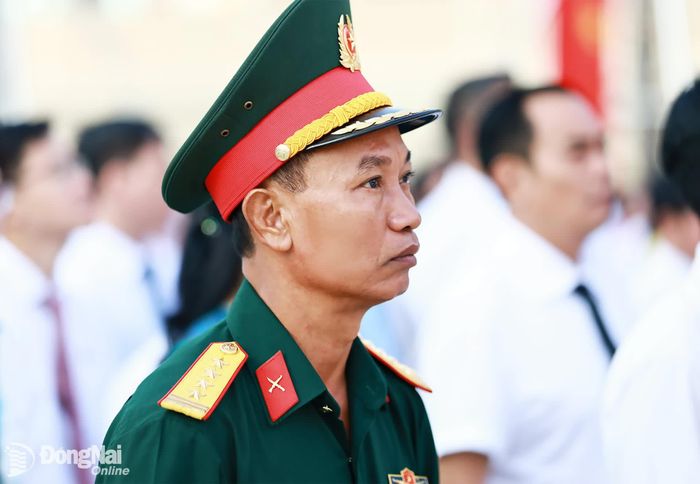 Cán bộ Bộ Chỉ huy Quân sự thành phố lắng nghe phát biểu chỉ đạo của Thường trực Thành ủy. Ảnh: Công Nghĩa