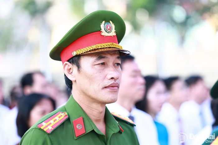 Lãnh đạo Công an thành phố Đồng Nai dự buổi lễ chào cờ đầu tuần. Ảnh: Công Nghĩa
