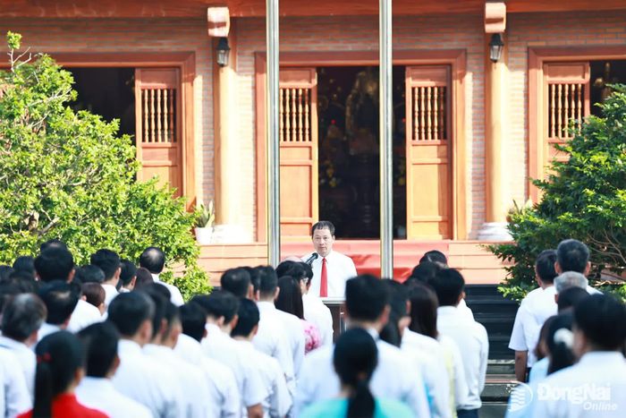Đồng chí Vũ Hồng Văn, Ủy viên Trung ương Đảng, Bí thư Thành ủy, Trưởng đoàn Đại biểu Quốc hội thành phố phát biểu tại buổi lễ chào cờ đầu tuần. Ảnh: Công Nghĩa