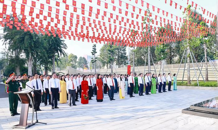 Nghi thức chào cờ đầu tuần diễn ra trang trọng trước Nhà thờ Bác Hồ trong khuôn viên Thành ủy. Ảnh: Công Nghĩa