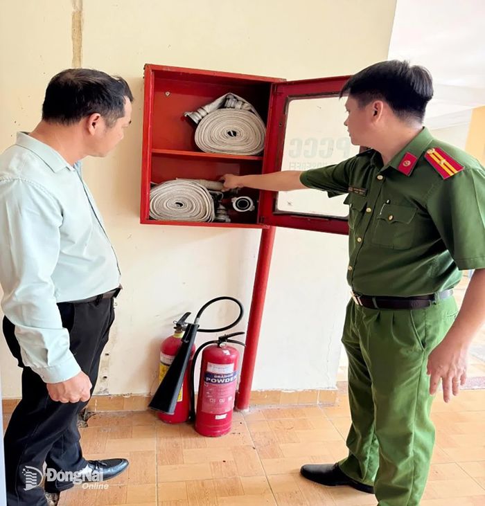 Cán bố kiểm tra, hướng dẫn, duy trì hoạt động hệ thống chữa cháy, phương tiện chữa cháy tại chỗ.