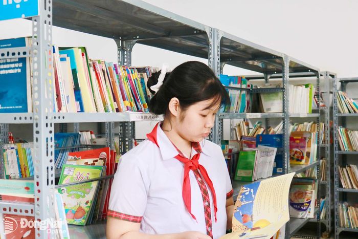 Trang tìm hiểu về môi trường và ô nhiễm không khí qua những cuốn sách tại thư viện trường. Ảnh: Minh Hạnh