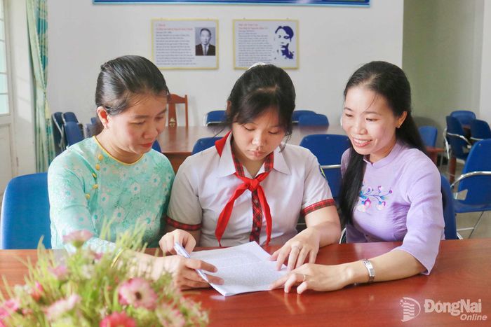 Trang cùng 2 giáo viên hướng dẫn là cô Nhữ Thị Chiến và cô Nguyễn Thị Nga. Ảnh: Minh Hạnh