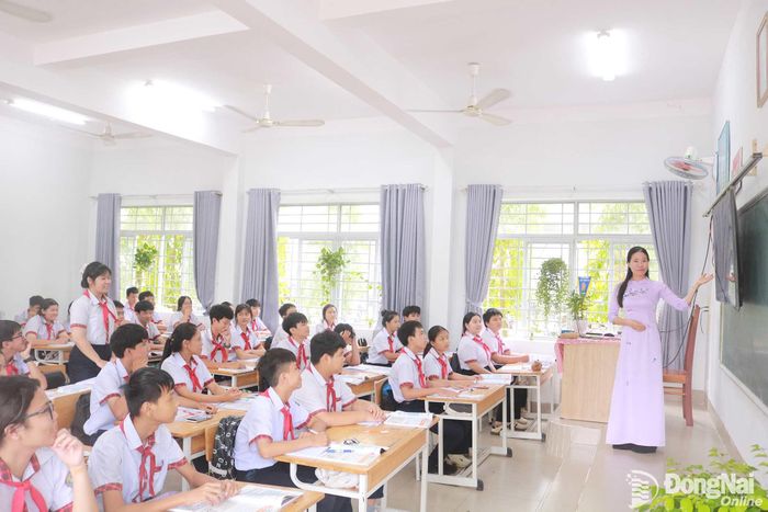 Những chậu cây góp phần tạo không gian học tập xanh tại Trường tiểu học - THCS Bắc Sơn. Ảnh: Minh Hạnh