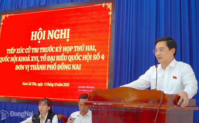Đại biểu Quốc hội Đặng Anh Tuấn, Giám đốc Sở Giáo dục và Đào tạo phát biểu tại buổi tiếp xúc cử tri xã Nam Cát Tiên. Ảnh: An Nhơn