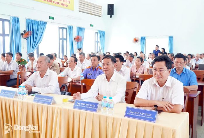 Lãnh đạo 2 xã Phú Vinh và Phú Hòa dự hội nghị tiếp xúc cử tri. Ảnh: An Nhơn