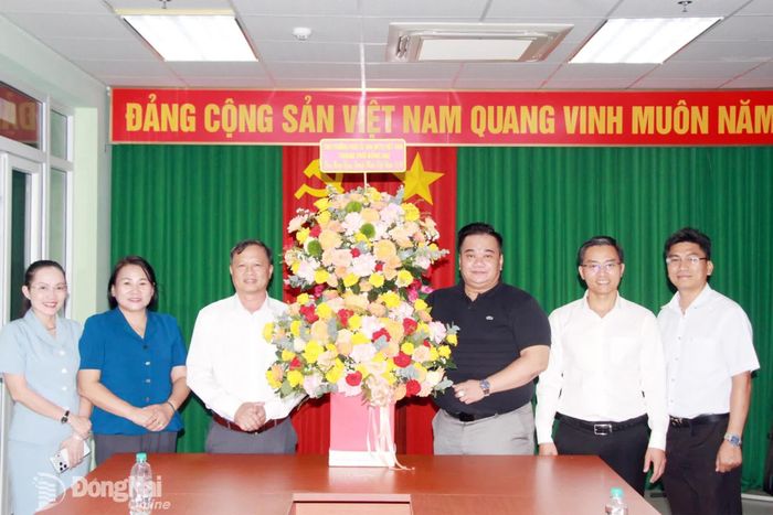 Phó Chủ tịch Ủy ban MTTQ Việt Nam thành phố Nguyễn Tấn Phú trao lẵng hoa chúc mừng Hội Doanh nhân trẻ Đồng Nai. Ảnh: Nga Sơn