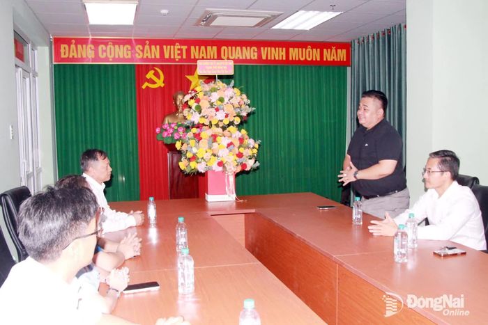 Đại diện Hội Doanh nhân trẻ Đồng Nai cảm ơn sự quan tâm của Ủy ban MTTQ Việt Nam thành phố nhân kỷ niệm Ngày Doanh nhân Việt Nam. Ảnh: Nga Sơn