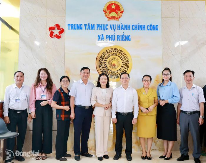 Đồng chí Hà Anh Dũng, Ủy viên Ban Thường vụ Thành ủy, Phó Chủ tịch Thường trực Ủy ban MTTQ Việt Nam thành phố thăm Trung tâm Phục vụ hành chính công xã Phú Riềng. Ảnh: Vũ Nguyện
