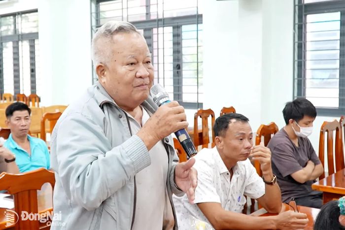 Người dân nêu ý kiến, kiến nghị liên quan đến chính sách bồi thường, hỗ trợ và tái định cư. Ảnh: Xuân Nương