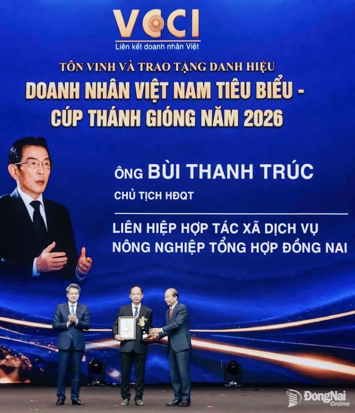Đại diện Tập đoàn Donacoop thay mặt Doanh nhân Bùi Thanh Trúc nhận Cúp Thánh Gióng năm 2026 của Liên đoàn Thương mại và Công nghiệp Việt Nam (VCCI). Ảnh: PV