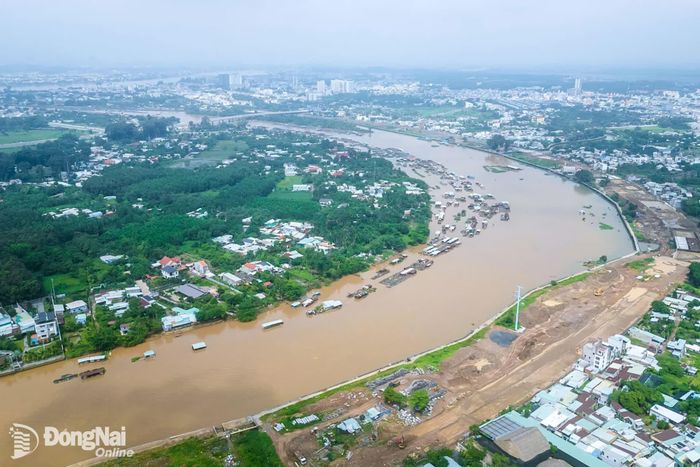 Khi hoàn thành, đường ven sông Cái sẽ hình thành thêm một trục giao thông mới ở khu vực trung tâm, vừa hoàn thiện hạ tầng đô thị, vừa tạo không gian cảnh quan ven sông và thêm động lực phát triển kinh tế - xã hội cho thành phố Đồng Nai. Ảnh: Xuân Lượng
