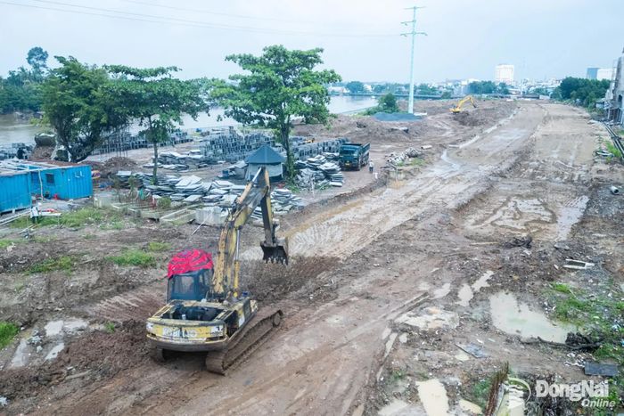 Không chỉ phần đường và cầu, các hạng mục hạ tầng kỹ thuật cũng đang được đẩy nhanh. Riêng công tác di dời hệ thống lưới điện đã đạt gần 87% giá trị hợp đồng. Ảnh: Xuân Lượng