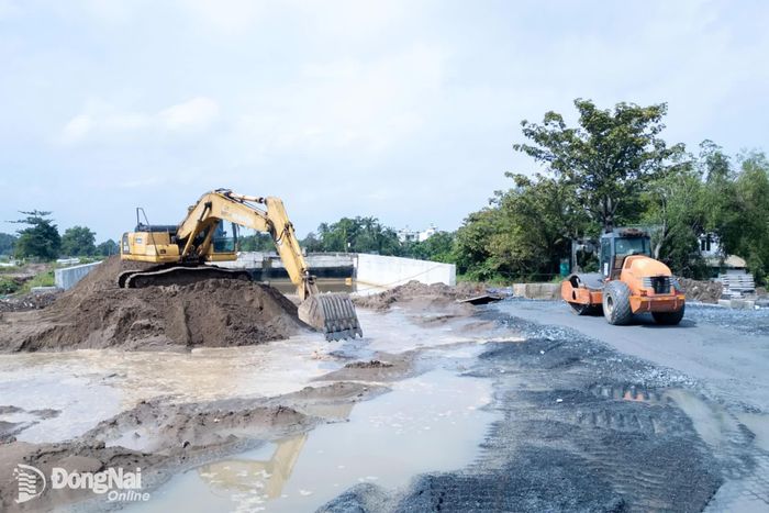Những đợt mưa lớn kéo dài cùng triều cường khiến nhiều đoạn đường sình lầy, ảnh hưởng đến việc vận chuyển vật liệu, san lấp và thi công. Ảnh: Xuân Lượng