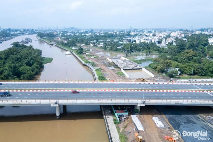Cầu Thống Nhất đã thông xe, trong khi bên dưới, các hạng mục của đường ven sông Cái tiếp tục được đẩy nhanh, từng bước hoàn thiện mạng lưới giao thông khu vực. Ảnh: Xuân Lượng 