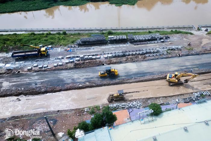 Trên công trường, nhiều mũi thi công được triển khai cùng lúc. Riêng gói thầu số 28, nhà thầu tổ chức 4 mũi thi công, tranh thủ những thời điểm thời tiết thuận lợi để bù tiến độ. Ảnh: Xuân Lượng 