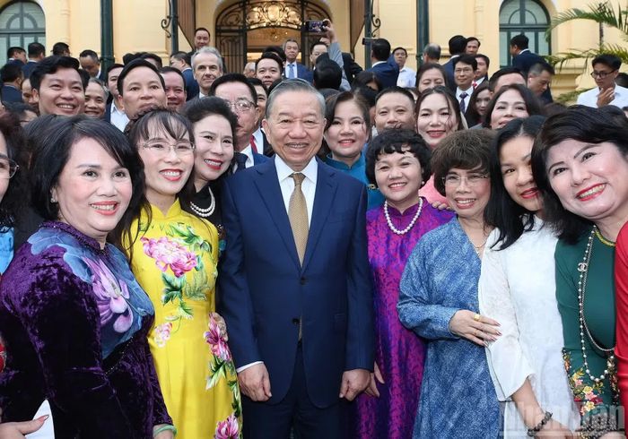 Tổng Bí thư, Chủ tịch nước Tô Lâm với các đại biểu doanh nghiệp tiêu biểu tham dự cuộc gặp mặt.