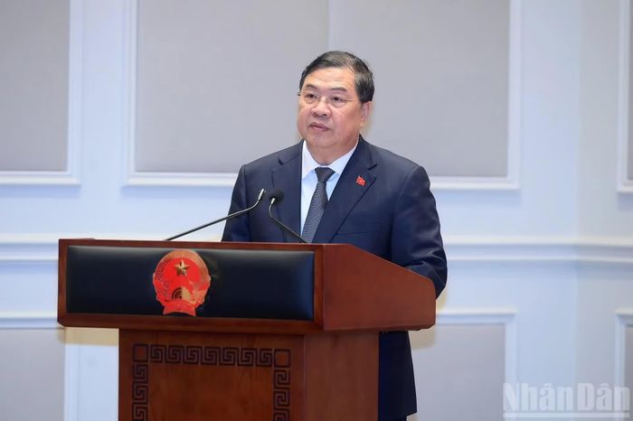 Đồng chí Phạm Gia Túc, Ủy viên Bộ Chính trị, Phó Thủ tướng Thường trực Chính phủ phát biểu tại cuộc gặp mặt.