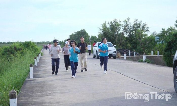 Vận động viên tham gia đi bộ hưởng ứng trên tuyến đê biển Gò Công.