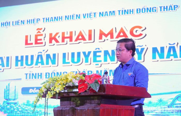 Đồng chí Huỳnh Tấn Thành, Phó Bí thư Tỉnh đoàn, Chủ tịch Hội LHTN Việt Nam tỉnh phát biểu tại buổi lễ.