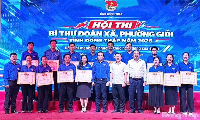  Ban Tổ chức trao giải cho các thí sinh tại vòng chung kết cuộc thi.