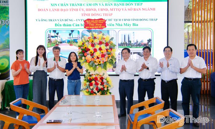 Đoàn công tác tặng hoa chúc mừng Công ty TNHH Nhà máy bia Heineken Việt Nam - Tiền Giang.