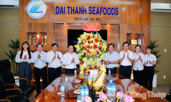 Đoàn công tác tặng hoa chúc mừng Công ty TNHH Đại Thành.